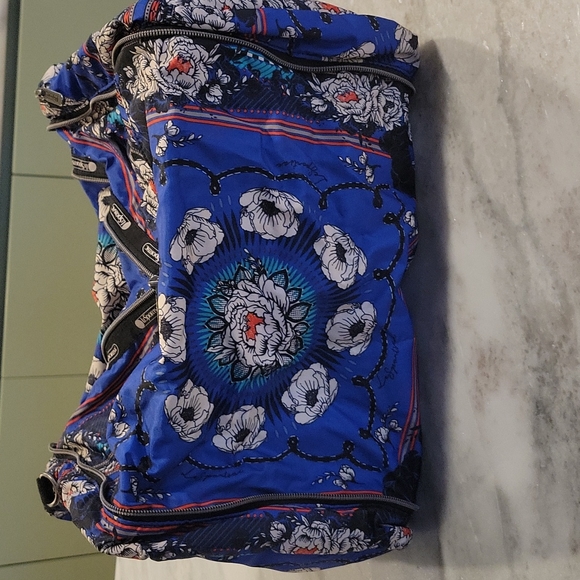 LIKE NEW LeSportsac Collette convertible duffle/crossbody - Picture 5 of 12